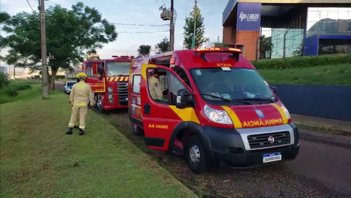 Etios capota após sair da pista na rodovia BR-467, no bairro Canadá