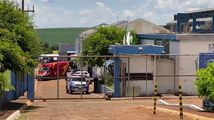 Bombeiros atendem vítima que sofreu queda no interior da penitenciária