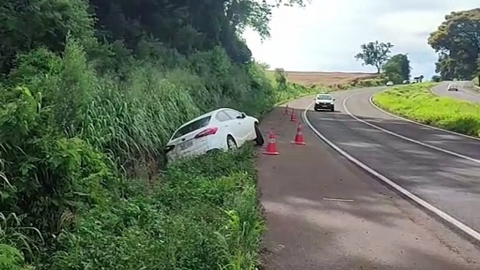 Carro que saiu da pista na BR-467, ontem, segue às margens da via; motoristas devem ter atenção