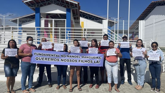 Pais e professores protestam contra retirada do Ensino Fundamental II do Manoel Mangueira em Cajazeiras