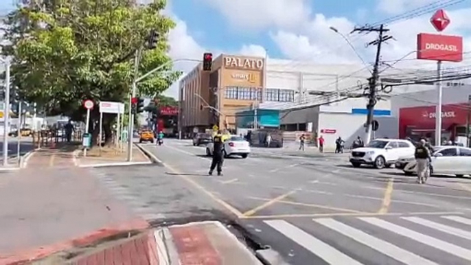 Fogo em ambulância complica trânsito na Fernandes Lima, no Farol