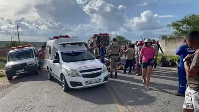 Colisão envolvendo duas motocicletas deixa três vítimas gravemente feridas na BA 411