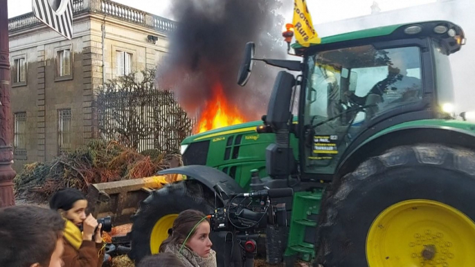 Crise agricole:  les esprits s'échauffent, des tonnes de lisiers pulvérisées sur des batiments