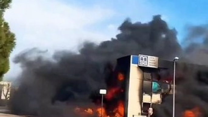 Colère des agriculteurs: A Narbonne, le bâtiment de la mutuelle sociale agricole a été incendié - Regardez les images spectaculaires de l'immeuble en feu