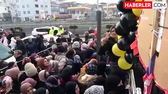 Mağaza açılışında izdiham! Birbirlerini ezdiler, baygınlık geçirenler oldu, bazı kadınlar çocuklarını kaybetti