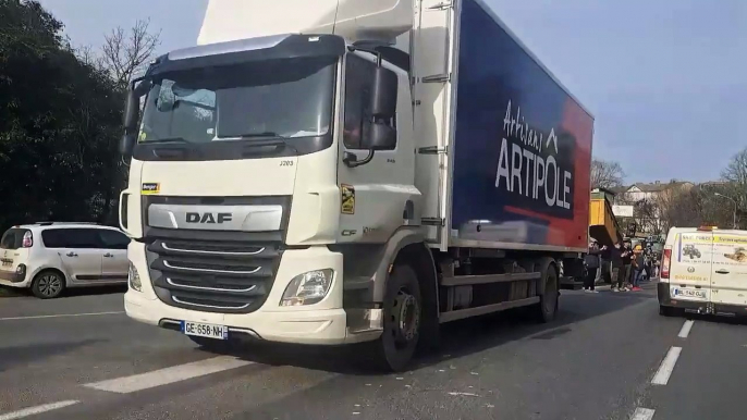 ⚠️ FRANCE – Soulèvement populaire : Les habitants de Castillonnès, au sud de Bordeaux, applaudissent les agriculteurs, dans leur tentative de restaurer de meilleures conditions de vie pour tous