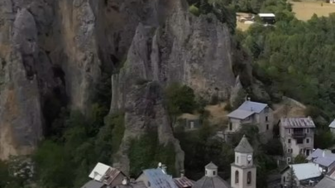 Un lieu qui vaut le coup d’y faire un tour rien que pour la vue à couper le souffle et le magnifique château viticole qui ressemble à un château italien !   Rejoins Petit Mauda !