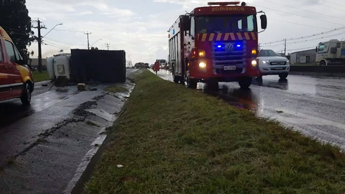 Caminhão tomba às margens da BR-277 e deixa três homens feridos