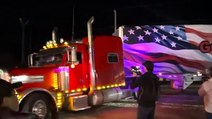 Un convoi de camions arrive à la frontière en soutien au TexasUn convoi de camions et de plusieurs voitures est arrivé à la frontière entre les États-Unis et le Mexique en soutien aux autorités de l'État américain du Texas.