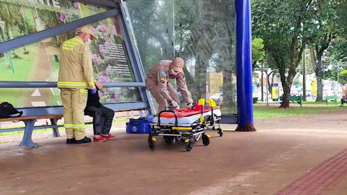 Mulher sofre queda em escada de ônibus e precisa ser socorrida pelo Siate