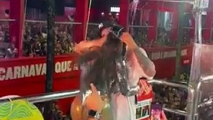 Alinne Rosa dá beijão em ator famoso em cima do trio elétrico no Carnaval de Salvador