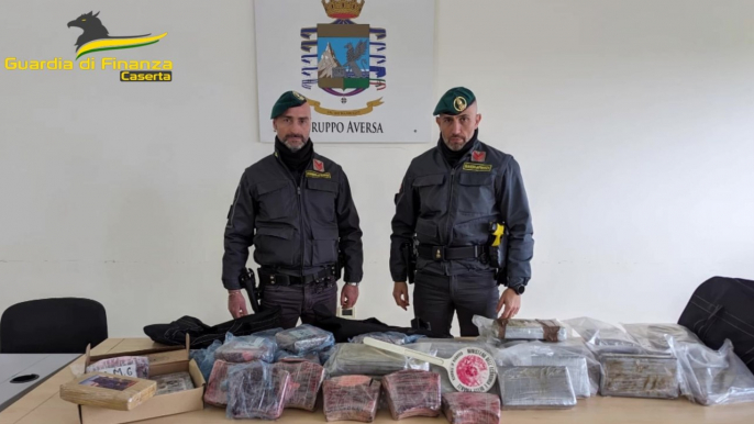 Traffico di droga, i finanzieri di Aversa sequestrato cocaina per 5 milioni di euro a Caivano (12.02.24)