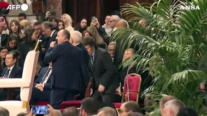 L'abbraccio tra il Papa e il presidente argentino Milei nella Basilica di San Pietro