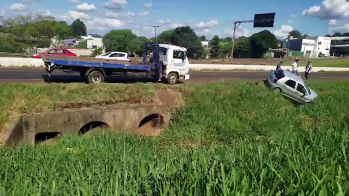 Palio fica preso em barranco às margens da PRc-467 após saída de pista