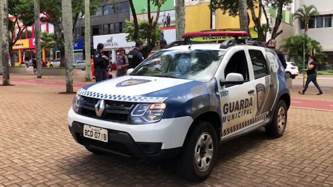 Durante atendimento a ocorrência de acidente, GM aciona 'faro investigativo' e localiza homens fumando maconha