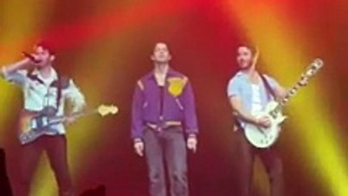 Jonas Brothers open with "What A Man Gotta Do" | PEP Jams