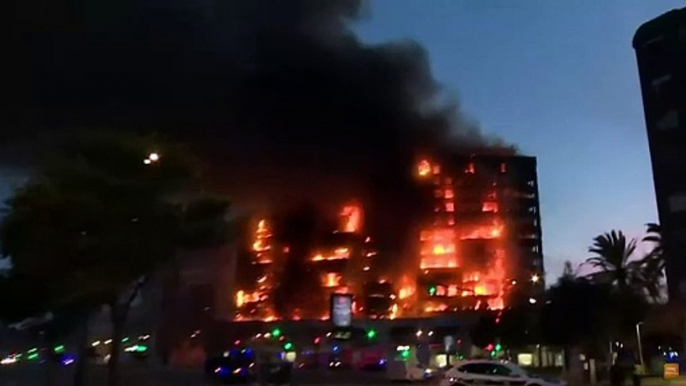 Espagne: Regardez les images impressionnantes de l’incendie d'un immeuble résidentiel de 14 étages à Valence qui a fait au moins quatre morts et 14 blessés - VIDEO