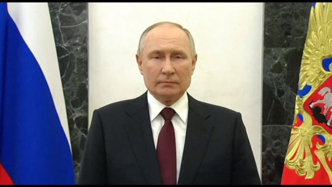 Il presidente Putin saluta gli "eroi" che combattono in Ucraina