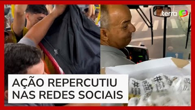 Entrega de pizzas em ônibus lotado na Paraíba viraliza nas redes sociais