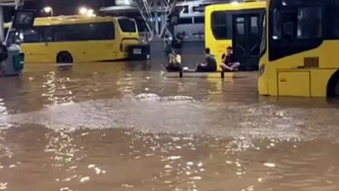 Passageiros de ônibus ilhados no Terminal do Centro, em Joinville