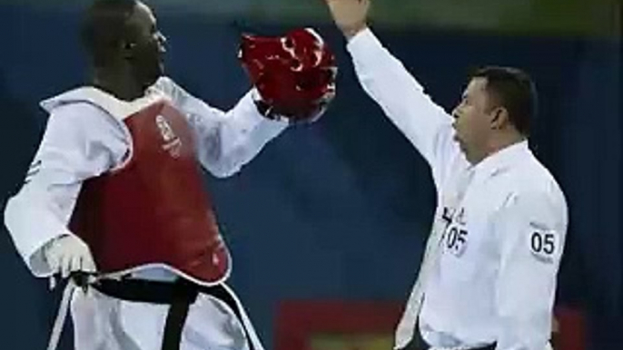 Cuban taekwondo athlete Angel Matos kicking the referee in the face Olympia 2008 Peking | Cubano golpea a Referee Tae Kwon Do Beijing 2008