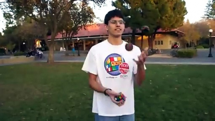 Chico arma cubo de rubik mientras hace malabares