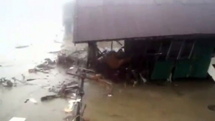 Video muestra como el Tifón Haiyan arrastra casa en Filipinas