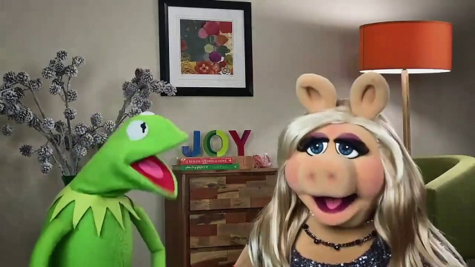 Miss Piggy y  Kermit La Rana dirigen calentamientos Vocales  - The Disney Holiday Singalong