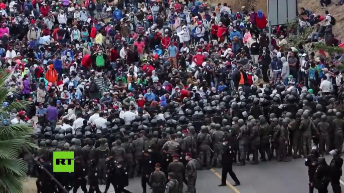 Policía utiliza  lacrimógeno para impedir el paso de la caravana de migrantes hondureños en Guatemala