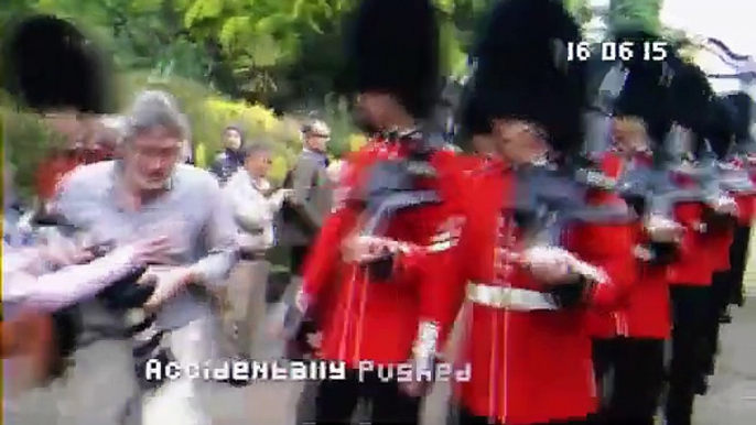 Un hombre mayor lanza un bastón para bailar | Éxitos del vídeo viral vintage: 2015