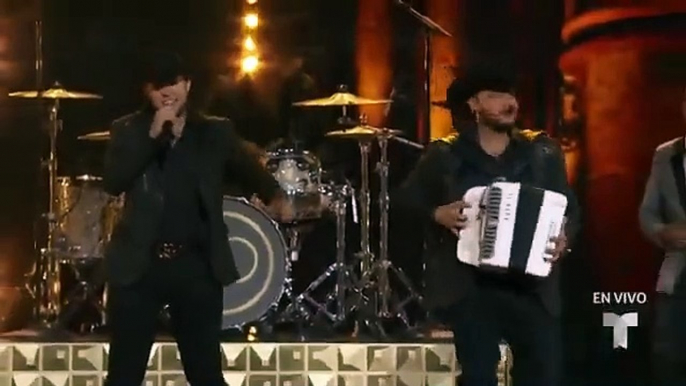 Latin AMAS 2022: Calibre 50 canta en los Latin AMAs 2022 su tema 'Míranos Ahora'