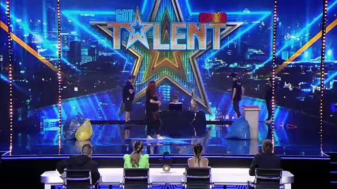 Spain's Got Talent 2022 - La cara de JULIO IGLESIAS hecha con PLÁSTICO RECICLADO | Audiciones 7 |