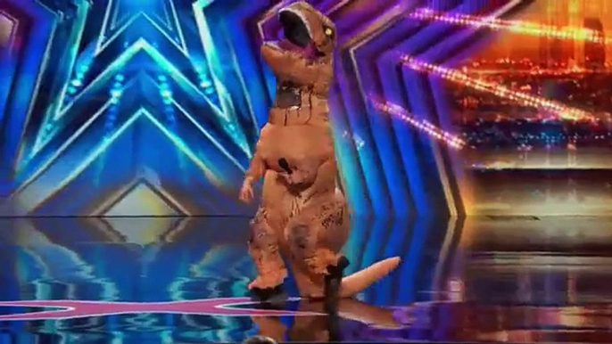 AGT 2023: Dinosaurio Bailarín Trex Flips sorprende a los Jueces | Audiciones