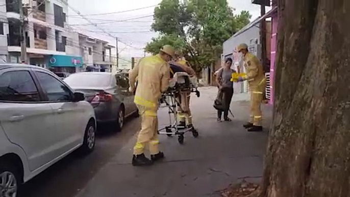 Com suspeita de fratura no joelho, mulher é socorrida pelo Siate no Bairro Alto Alegre