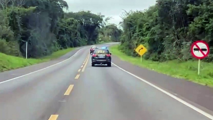 Adolescente capota carro durante perseguição policial na BR-277