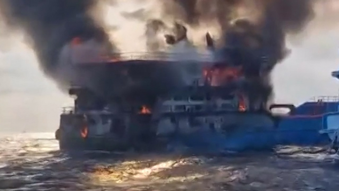 Panique sur un ferry en feu au large d'une île thaïlandaise