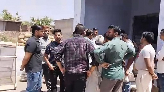 Manager and Deputy Manager reached agricultural produce market for not purchasing crops at support price, took information in the matter...watch video