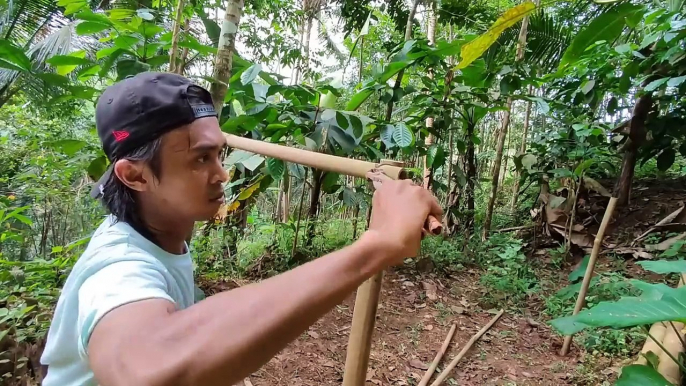 Solo camping in heavy rain all day to build a comfortable shelter to sleep soundly all night - buscraft