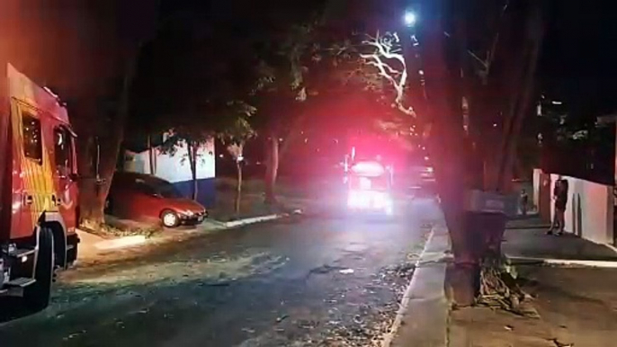 Samu e Bombeiros atendem mulher que tentou atear fogo em casa, no Jardim Paraíso