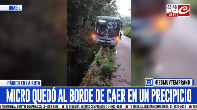 Tremendo: micro repleto de pasajeros quedó haciendo equilibrio en un precipicio