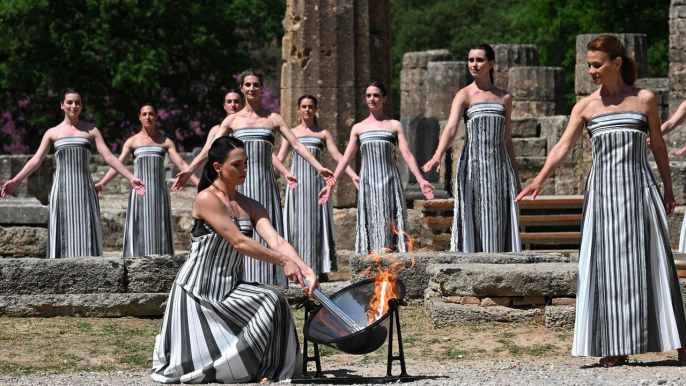 EN DIRECT - La flamme olympique allumée à Olympie