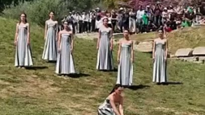 Pendant ce temps en #Grèce   La #flamme des #Jeux de #Paris a été #allumée ce mardi matin, sur le site de l'antique cité d'Olympie, en Grèce et a ensuite été transmise au Grec Stefanos #Ntouskos, champion olympique d'aviron.