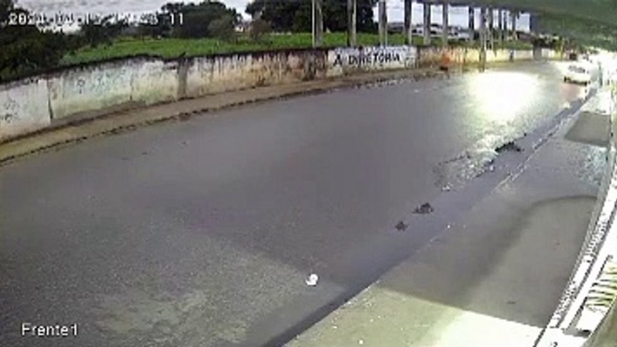 VÍDEO: Idoso é atropelado por carro em alta velocidade; motorista foge sem prestar socorro