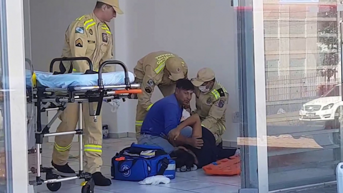 Mulher tem grave lesão na perna após cair da escada no Centro