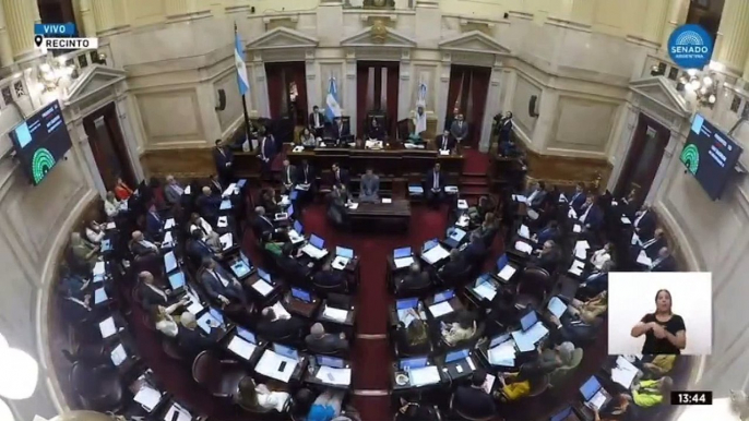 El momento en que los senadores nacionales votan el incremento de sus dietas