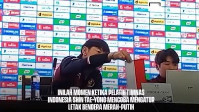 Mengharukan! Coach STY Betulkan Posisi Bendera Indonesia