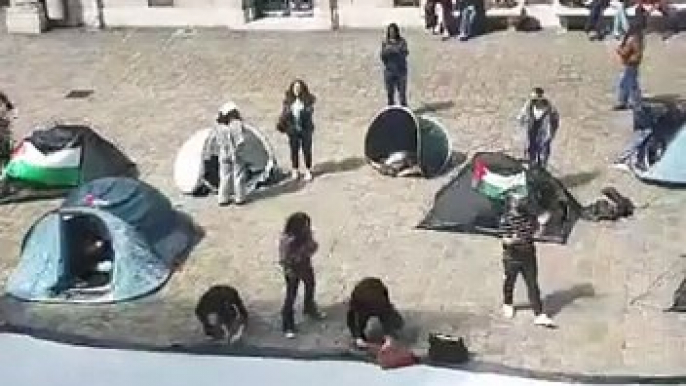 Paris: Un rassemblement pro-Palestine en cours à La Sorbonne - De nombreuses tentes installées et un drapeau palestinien géant déployé - Regardez