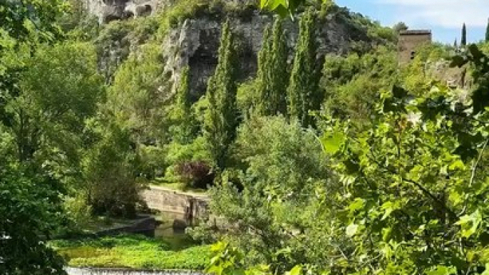 ✨L'un des plus beaux villages de Provence Fontaine-de-Vaucluse est un village de Provence, et l'un des plus originaux qu'il m'ait été donné de visiter !✨