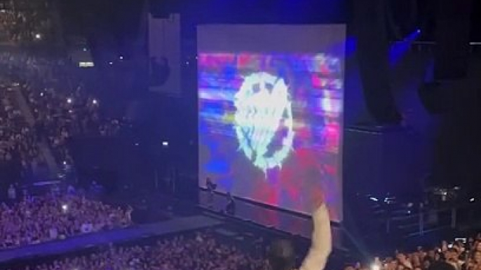 Crowd Goes Wild as SZA Fan Breaks Out Incredible Dance Moves at Melbourne Concert