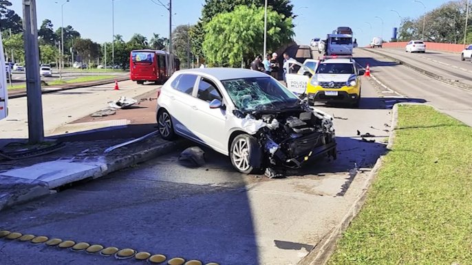 Polo fica destruído após colisão com ônibus do transporte coletivo